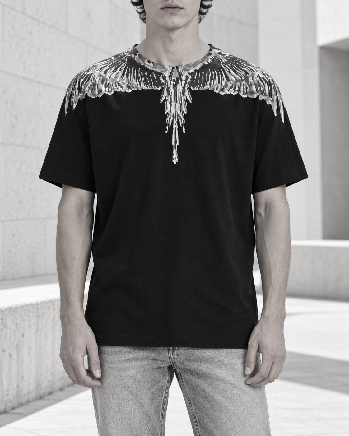 Брендовий одяг Marcelo Burlon — чорно-біла світлина за футболкою Icon Wings із каталогу KKAITEW