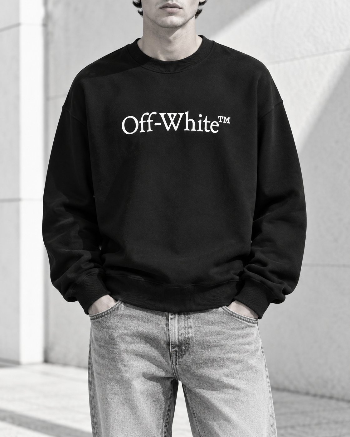 Брендовий одяг Off-White — чорно-біла світлина за товаром із каталогу KKAITEW