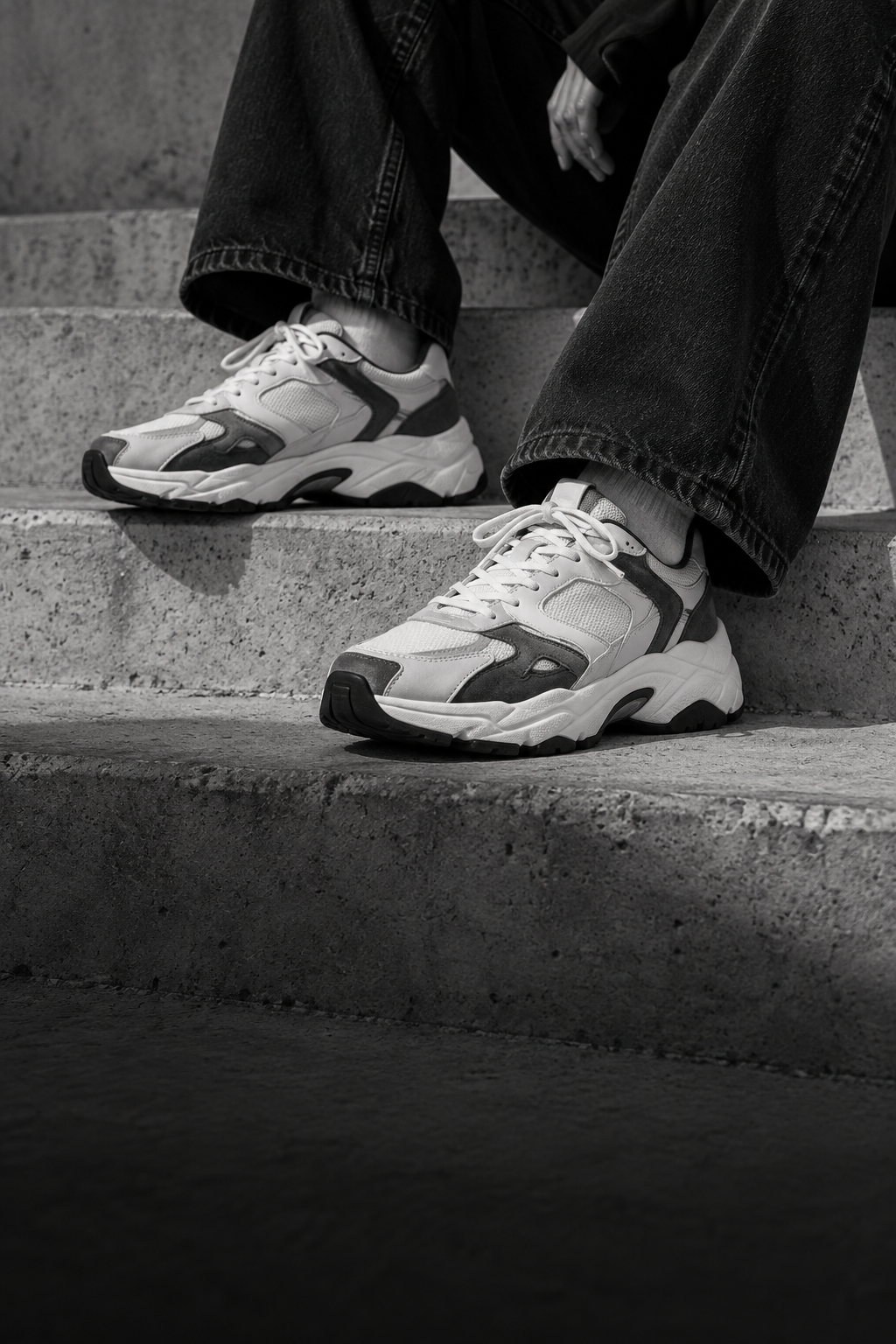 Чорно-біла fashion-світлина для колекції sneakers — KKAITEW